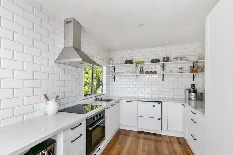 Photo of property in 8 Innes Way, Newlands, Wellington, 6037