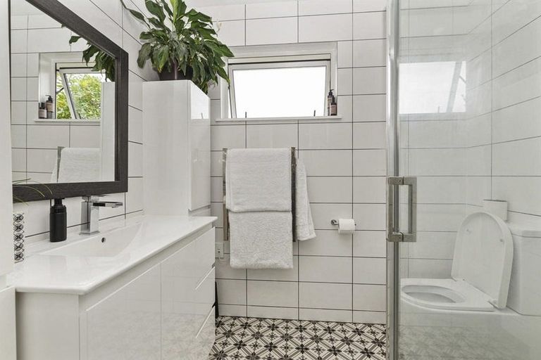 Photo of property in 12 Kashmir Road, Glen Eden, Auckland, 0602