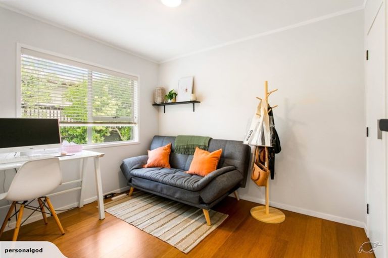 Photo of property in 3a/2 Kirrie Avenue, Te Atatu South, Auckland, 0610