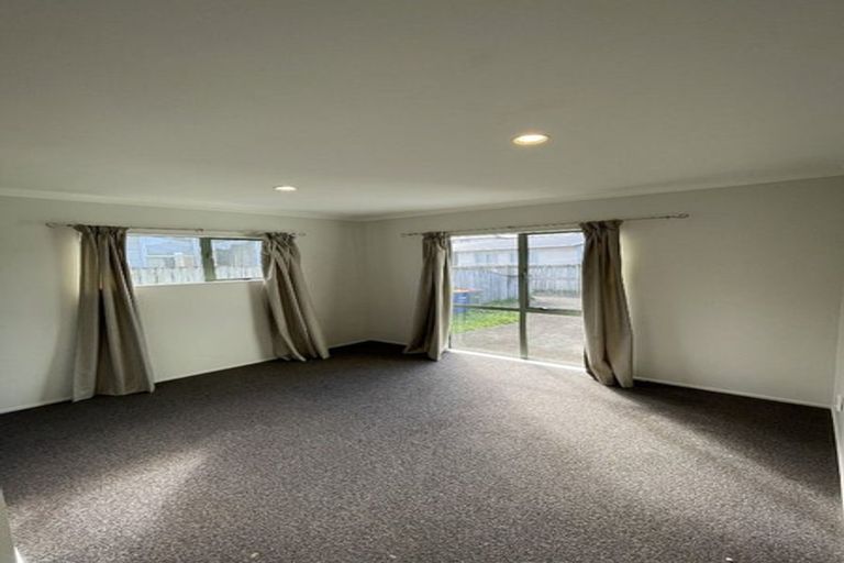 Photo of property in 60 Riverpark Crescent, Henderson, Auckland, 0610