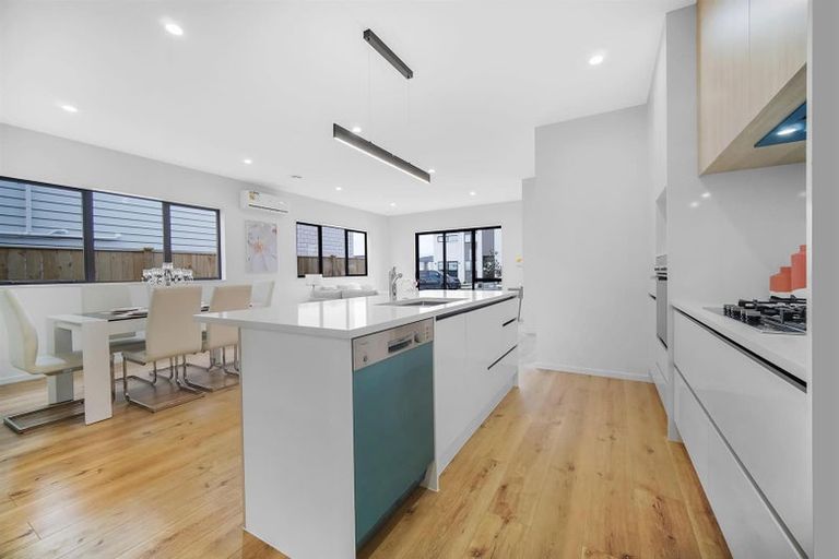 Photo of property in 61 Drumbuoy Drive, Flat Bush, Auckland, 2019