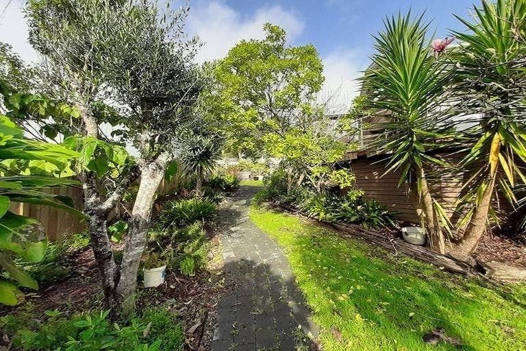 Photo of property in 14 La Roche Place, Northcote, Auckland, 0627