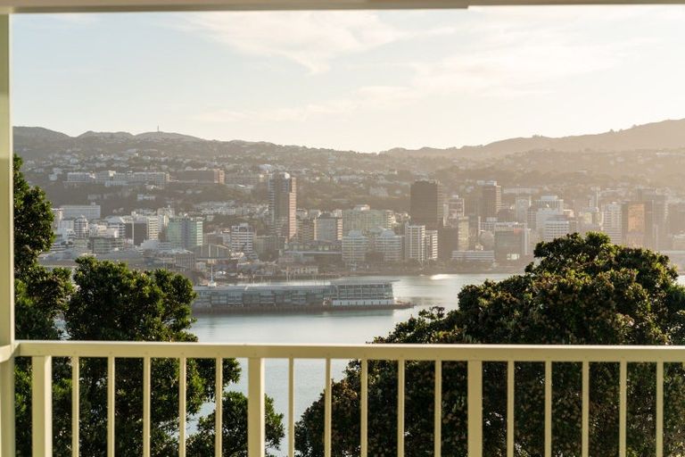 Photo of property in 37 The Crescent, Roseneath, Wellington, 6011