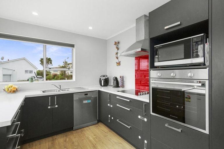 Photo of property in 27a Chetwode Grove, Newlands, Wellington, 6037