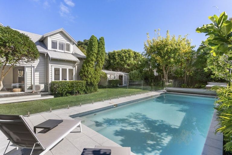 Photo of property in 42 Norwood Road, Bayswater, Auckland, 0622