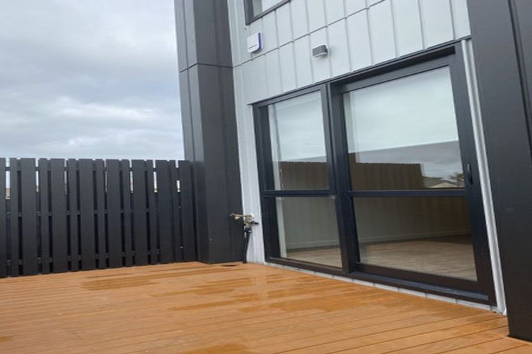 Photo of property in 3/3 Beach Road, Te Atatu Peninsula, 0610