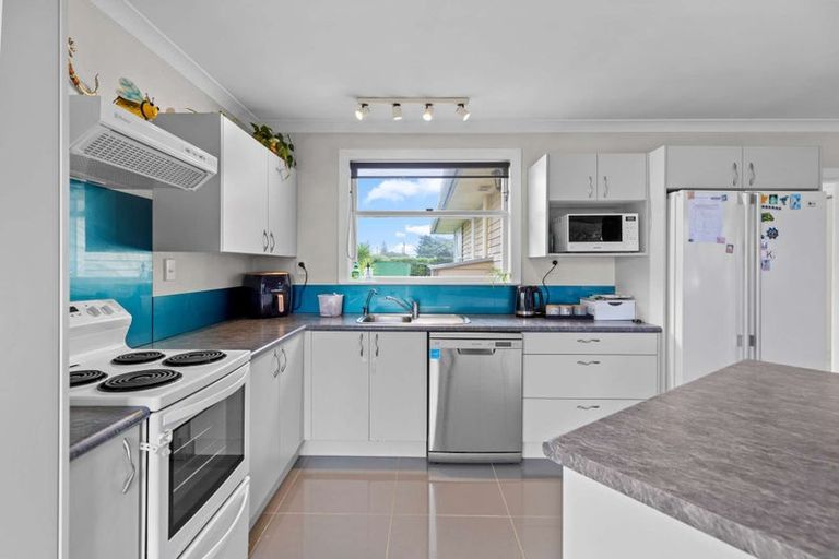 Photo of property in 28 Mazengarb Road, Paraparaumu Beach, Paraparaumu, 5032