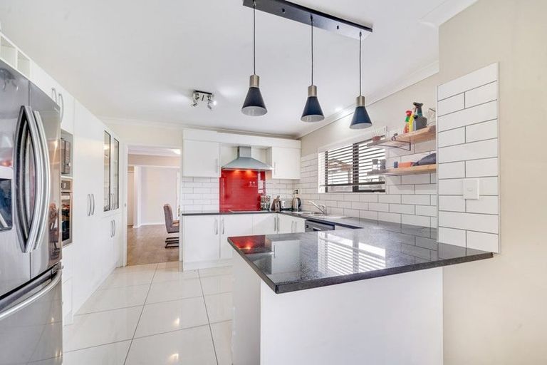 Photo of property in 2 Kirikiri Drive, Papakura, 2110