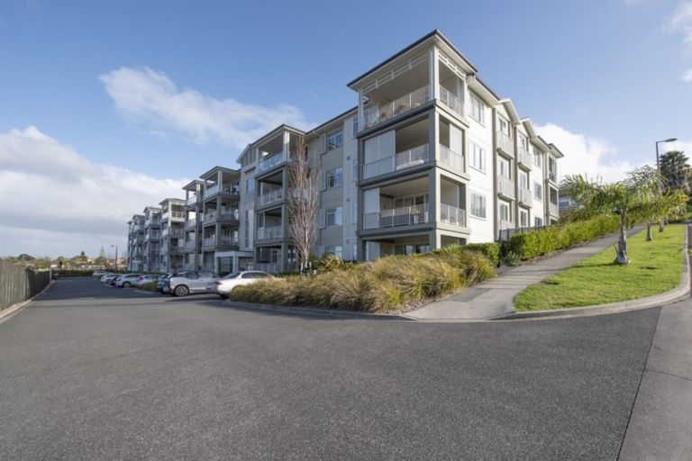 Photo of property in 18 Rewa Rewa Lane, Orewa, 0931