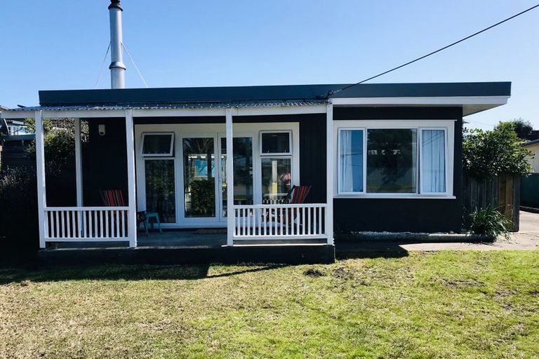 Photo of property in 6 Brown Terrace, Foxton Beach, Foxton, 4815