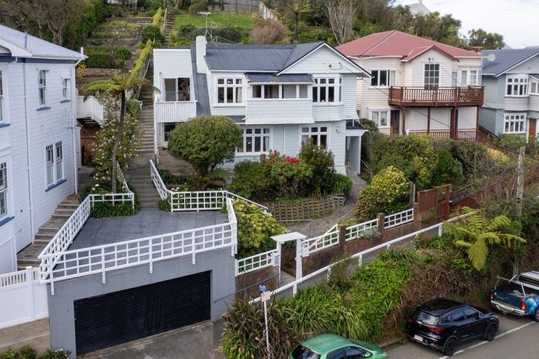 Photo of property in 142 Kelburn Parade, Kelburn, Wellington, 6012