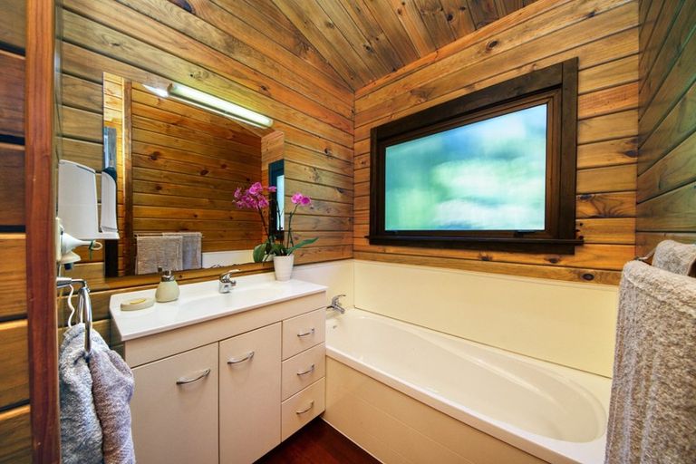 Photo of property in 98 Daffodil Street, Titirangi, Auckland, 0604