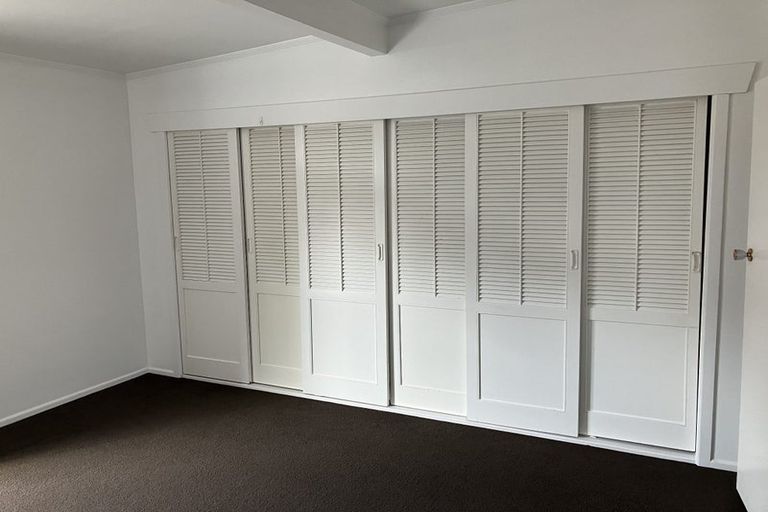 Photo of property in 2/17a Hillcrest Avenue, Hillcrest, Auckland, 0627