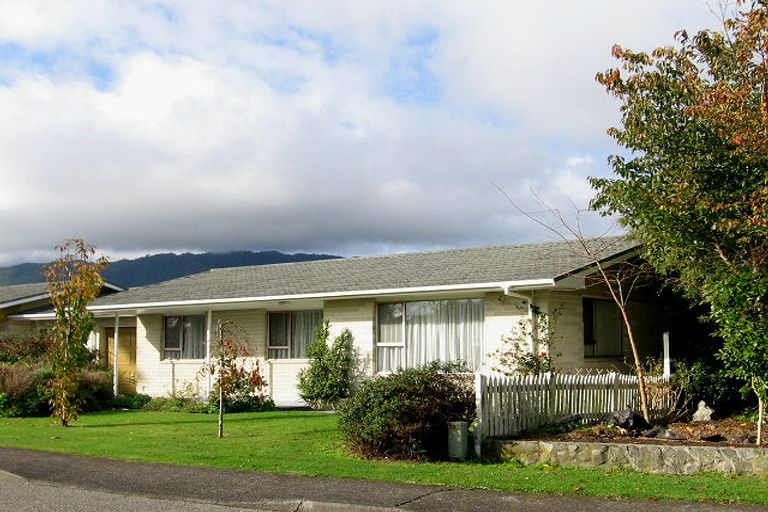 Photo of property in 4 Paretai Grove, Waikanae, 5036
