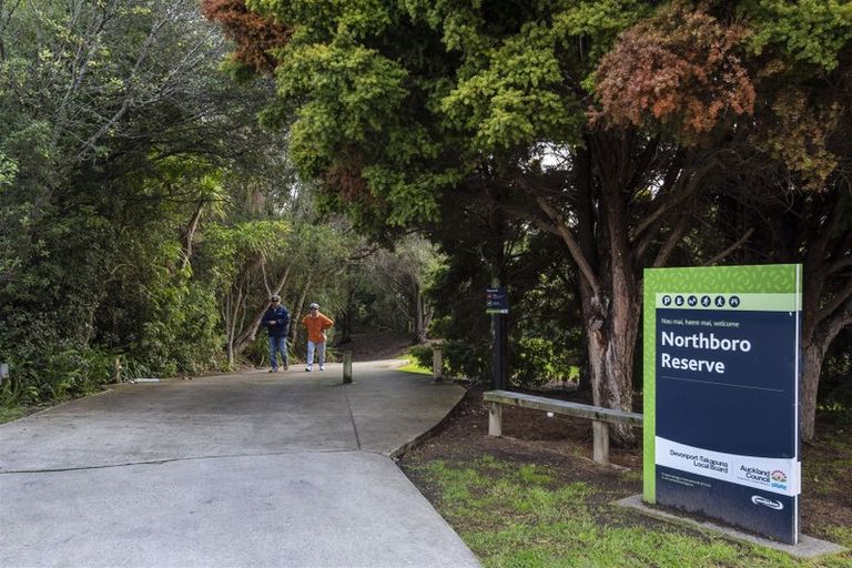 Photo of property in 8 Riviera Place, Hauraki, Auckland, 0622