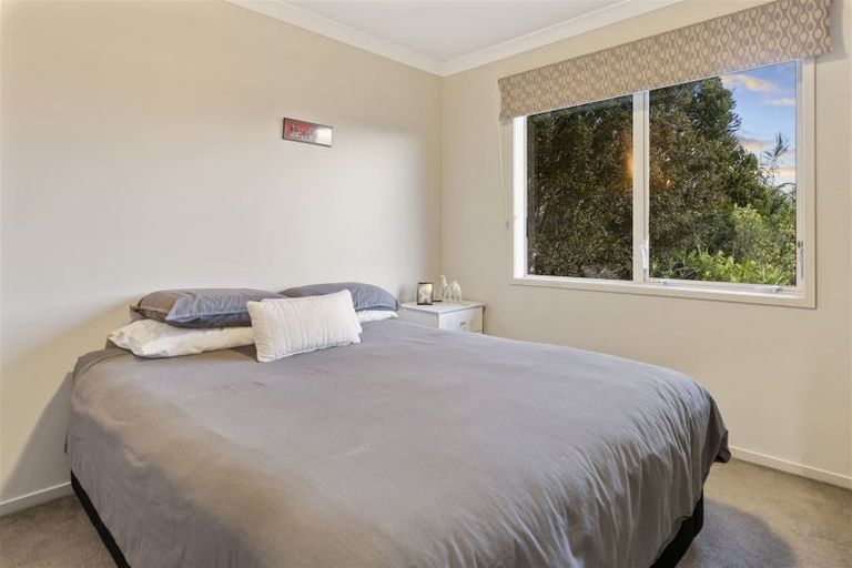 Photo of property in 16 Kittiwake Drive, Schnapper Rock, Auckland, 0632