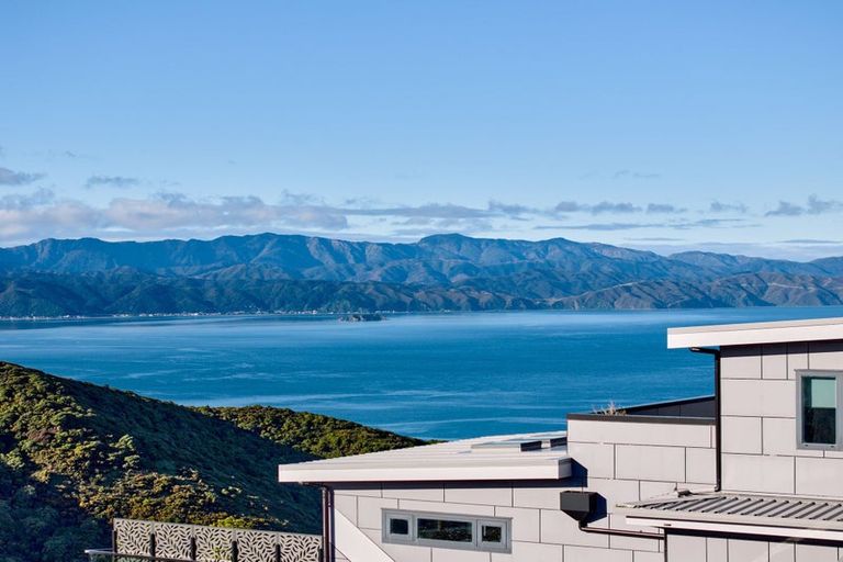 Photo of property in 33 Grumman Lane, Newlands, Wellington, 6037