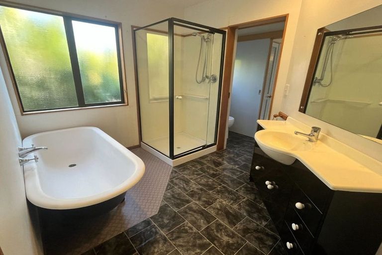 Photo of property in 28 Pohutukawa Avenue, Red Beach, 0932