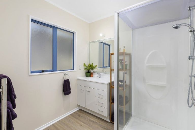 Photo of property in 49a Lyndfield Lane, Newlands, Wellington, 6037