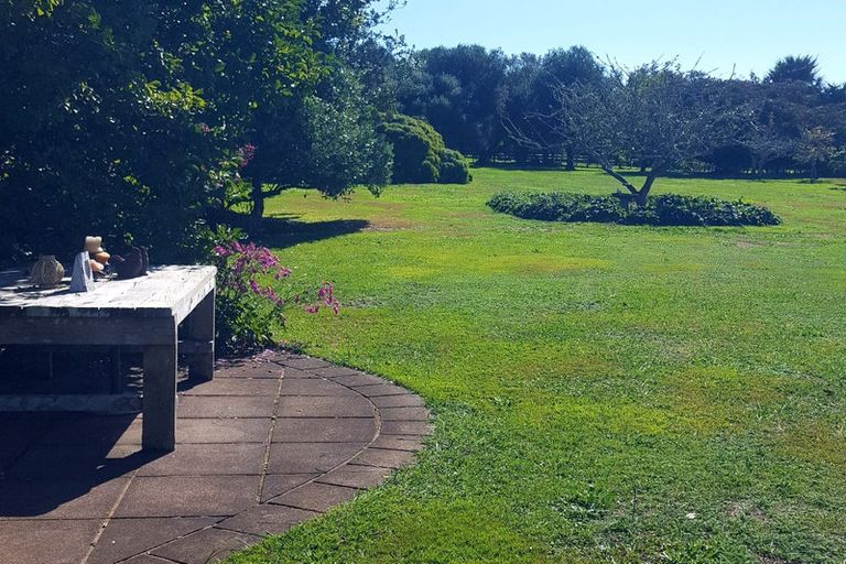 Photo of property in 52 Takiroa Street, Urenui, 4375