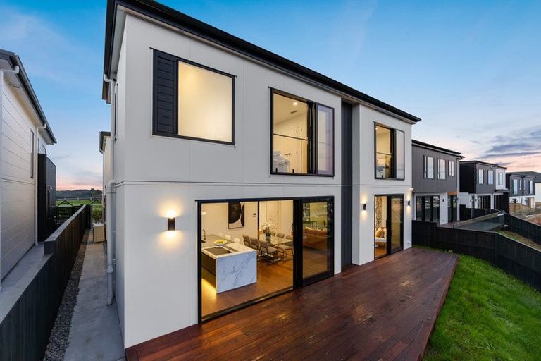 Photo of property in 218 Vaughans Road, Long Bay, Auckland, 0792