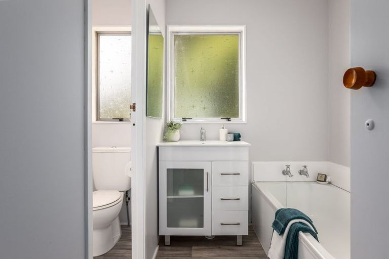 Photo of property in 40 Omapere Street, Whitby, Porirua, 5024