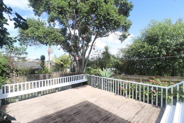 Photo of property in 2/99 Ocean View Road, Hillcrest, Auckland, 0627