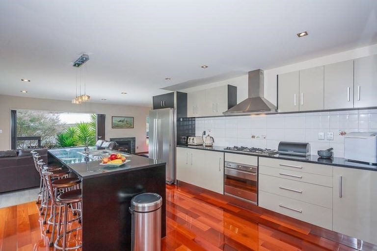Photo of property in 52 Newbury Place, Schnapper Rock, Auckland, 0632
