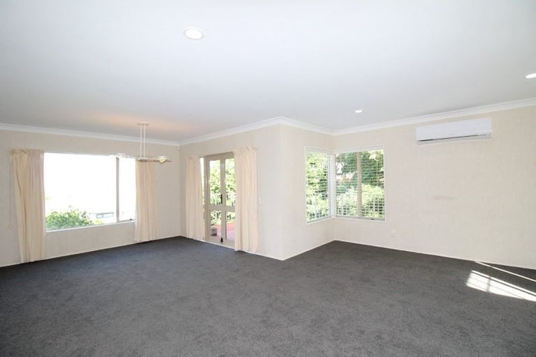 Photo of property in 2/49 Ribbonwood Crescent, Goodwood Heights, Auckland, 2105