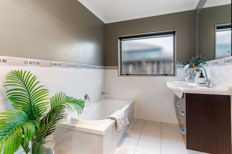 Photo of property in 32 Popata Close, Papamoa Beach, Papamoa, 3118