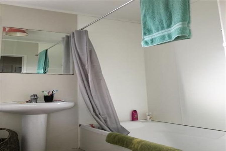 Photo of property in 90 Riverpark Crescent, Henderson, Auckland, 0610