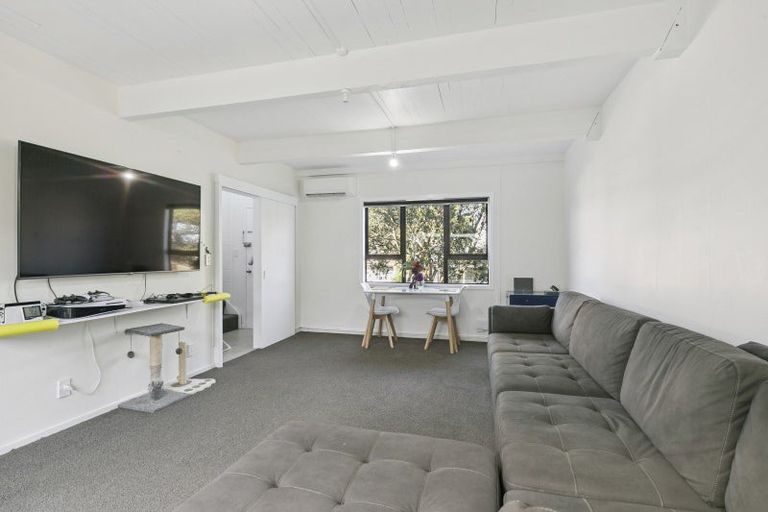 Photo of property in 118 Akaroa Drive, Maupuia, Wellington, 6022