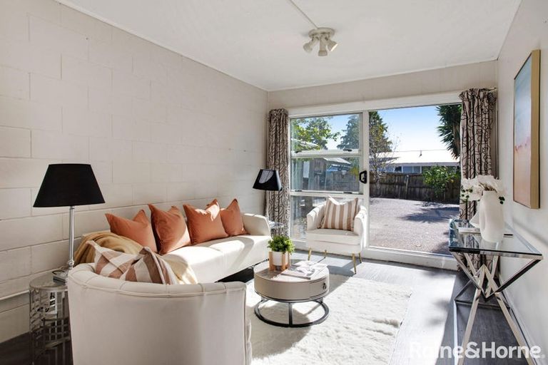 Photo of property in 2/90 Rosier Road, Glen Eden, Auckland, 0602