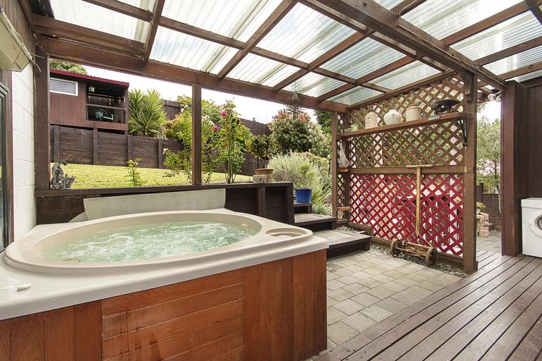 Photo of property in 10 Len Brown Place, Pukekohe, 2120