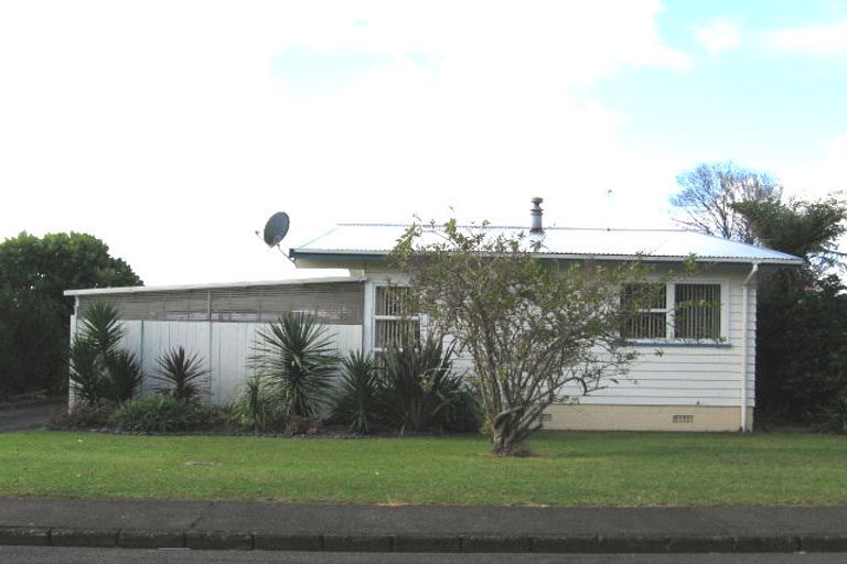 Photo of property in 19 Montmere Avenue, Te Atatu Peninsula, Auckland, 0610
