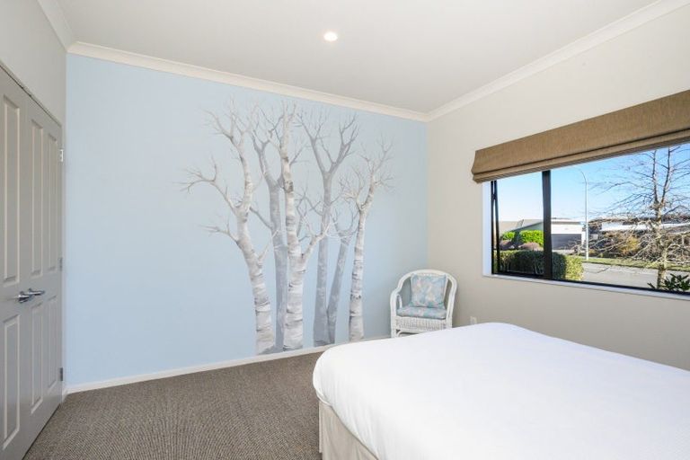 Photo of property in 48 Johnstone Drive, Fitzherbert, Palmerston North, 4410