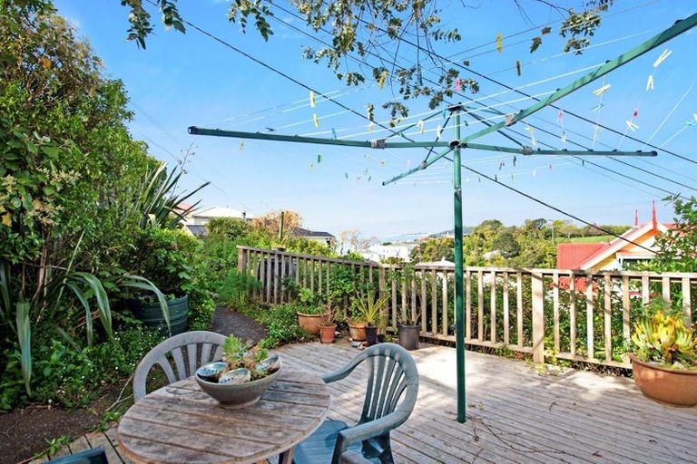Photo of property in 15a Mortimer Terrace, Aro Valley, Wellington, 6021