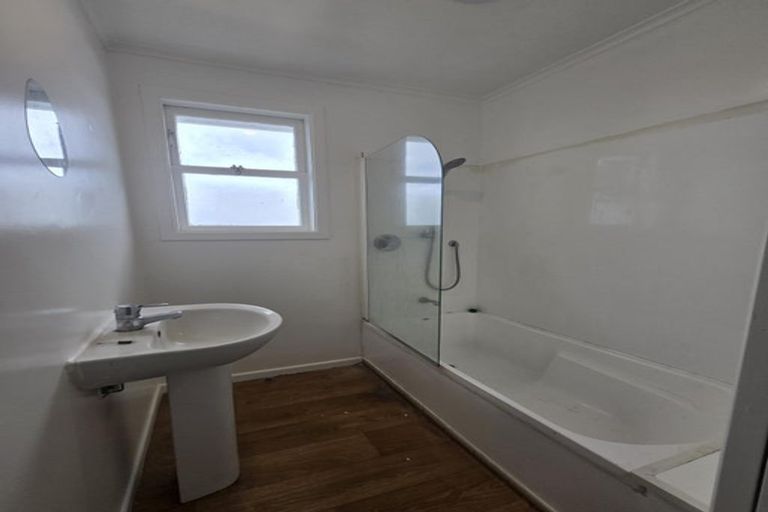 Photo of property in 3 Donovan Avenue, Massey, Auckland, 0614