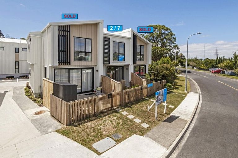 Photo of property in 2/7 Cedar Heights Avenue, Massey, Auckland, 0614