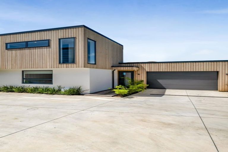 Photo of property in 5b Strandon Place, Strandon, New Plymouth, 4312