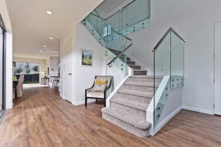 Photo of property in 10 Syd Grant Crescent, Orewa, 0931