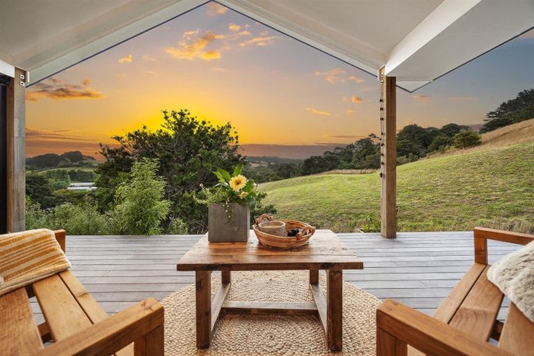 Photo of property in 1056 Peak Road, Helensville, 0875