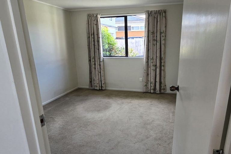 Photo of property in 30 Tupaki Place, Pakuranga Heights, Auckland, 2010