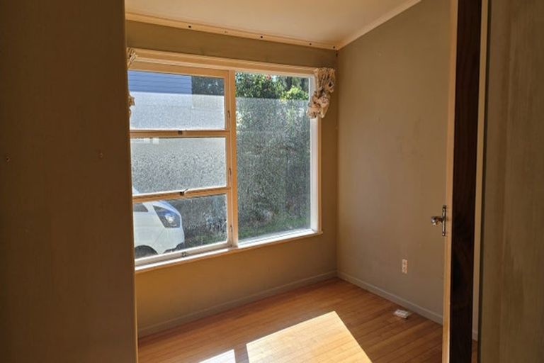 Photo of property in 27 Graham Avenue, Te Atatu Peninsula, Auckland, 0610