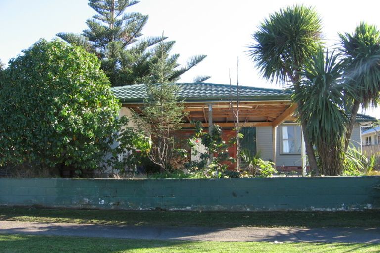 Photo of property in 48 Roberts Road, Te Atatu South, Auckland, 0610