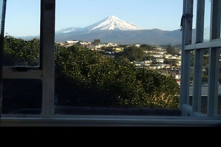 Photo of property in 37 Simons Street, Moturoa, New Plymouth, 4310