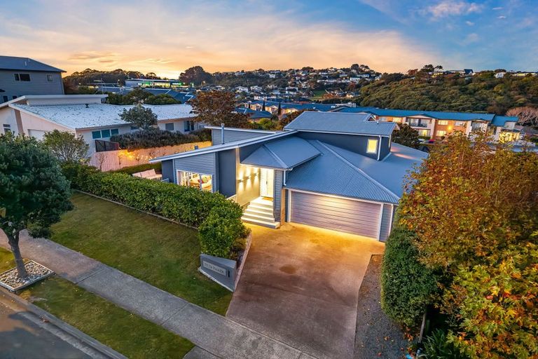 Photo of property in 11 Te Puia Drive, Aotea, Porirua, 5024