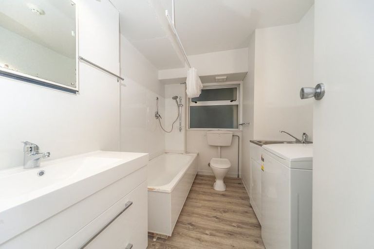 Photo of property in Jerningham Apartments, 20 Oriental Terrace, Oriental Bay, Wellington, 6011