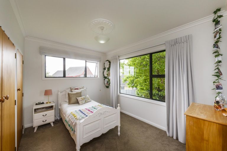 Photo of property in 12 Innes Place, Roslyn, Palmerston North, 4414