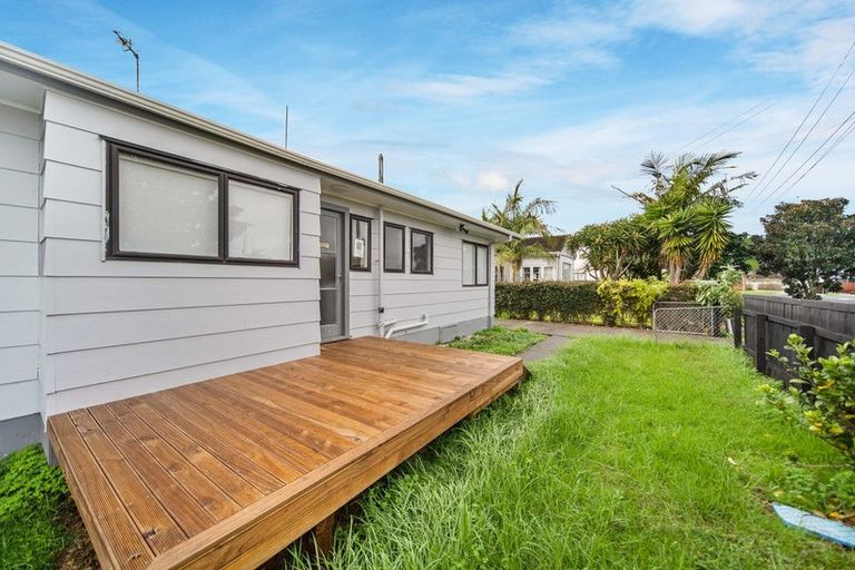 Photo of property in 2/13 John Street, Mangere East, Auckland, 2024